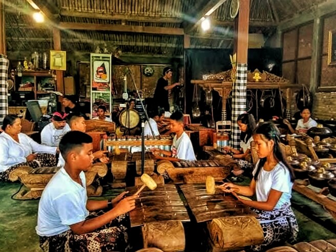 Latihan gamelan di omah cangkem catrawarta Tunas budaya bangsa tekun berlatih tiap jumat dan minggu di omah cangkem dok Catra